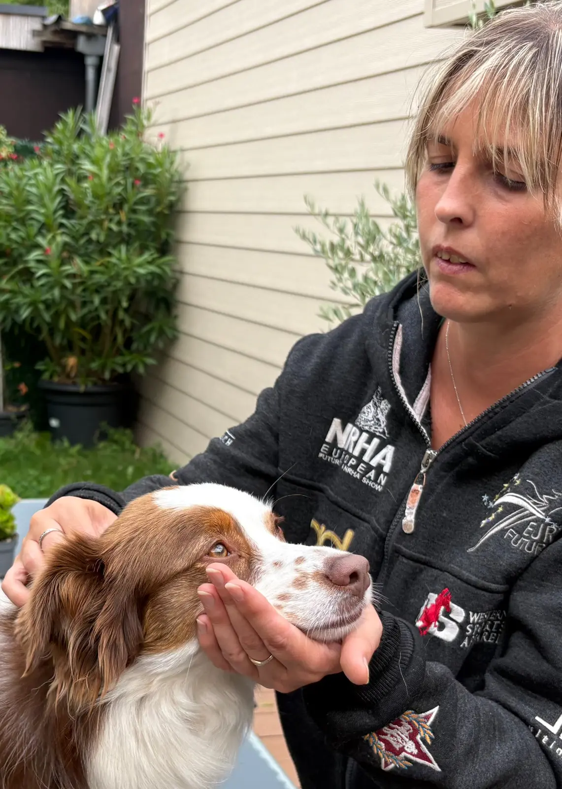 Astrid behandelt de rug van een hond