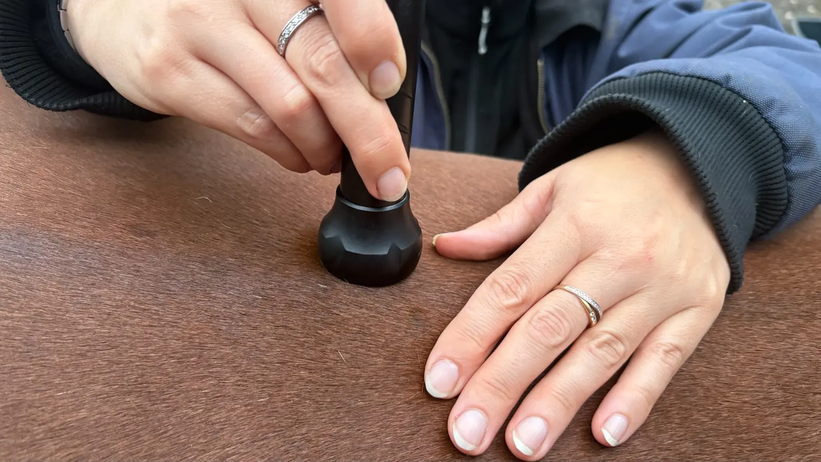 Close-up van het lasertoestel op de paardenrug